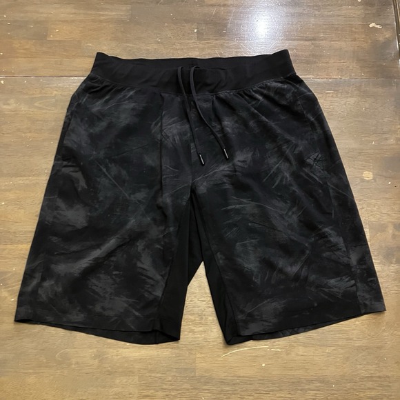 Men's Lululemon T.H.E. Short  Men's Size XL Athletic Shorts Black 12" No Liner - Picture 1 of 9